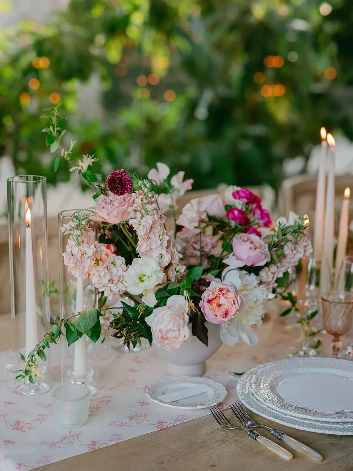 The wedding of Mélissa and Umut: a table dressed with a runner printed and sewn by Printcubator.
