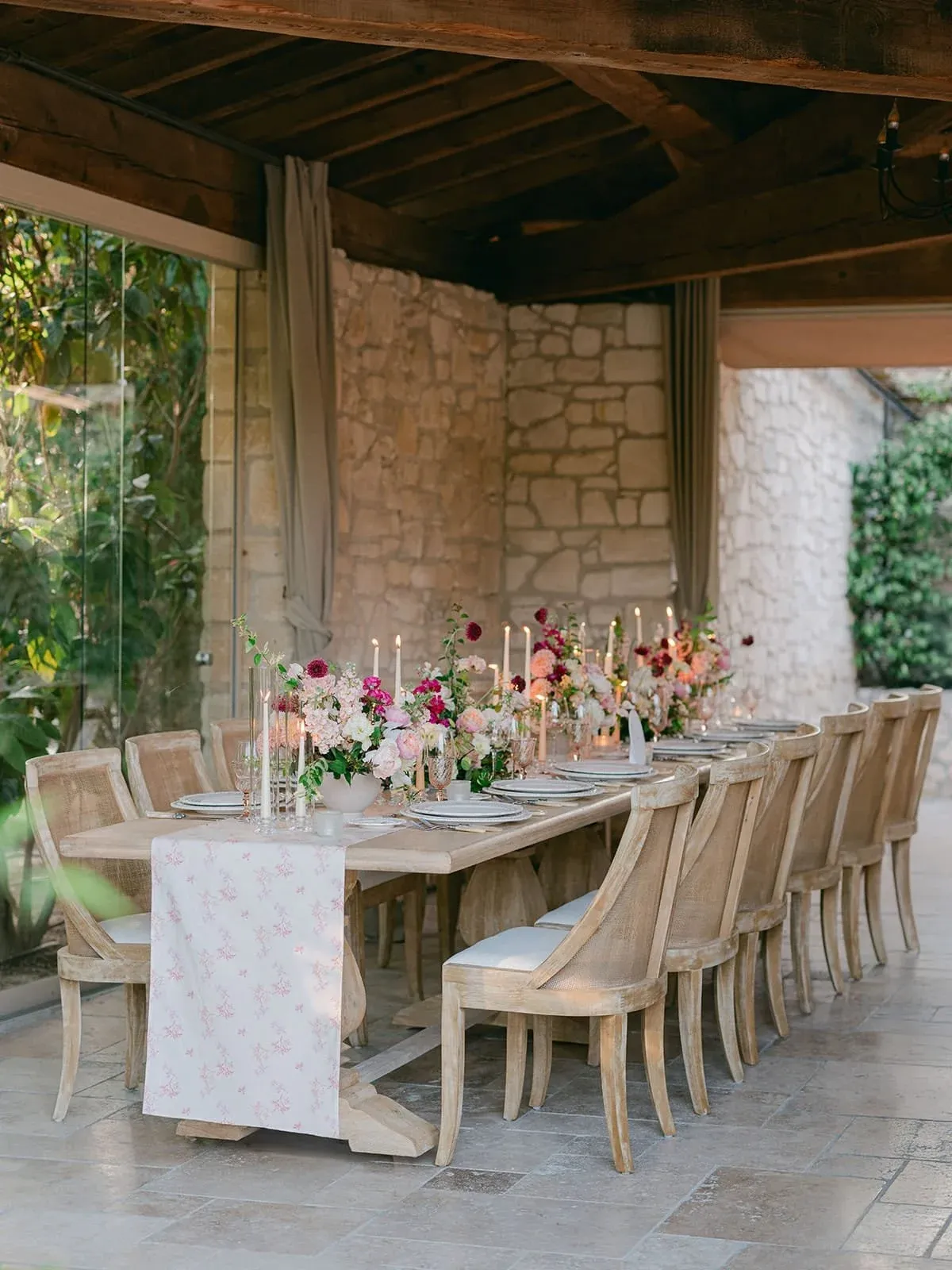 The wedding of Mélissa and Umut: the long reception table and its printed runner.
